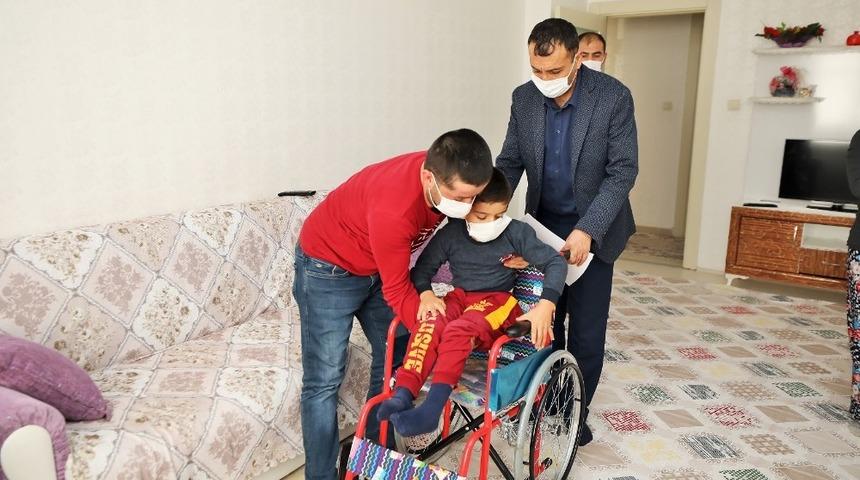 Minik Berat&rsquo;a tekerlekli sandalye s&uuml;rprizi