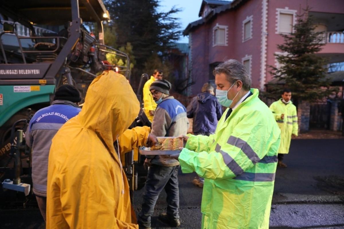 Başkan Palancıoğlu hem yolu inceledi hem silindir aracı kullandı