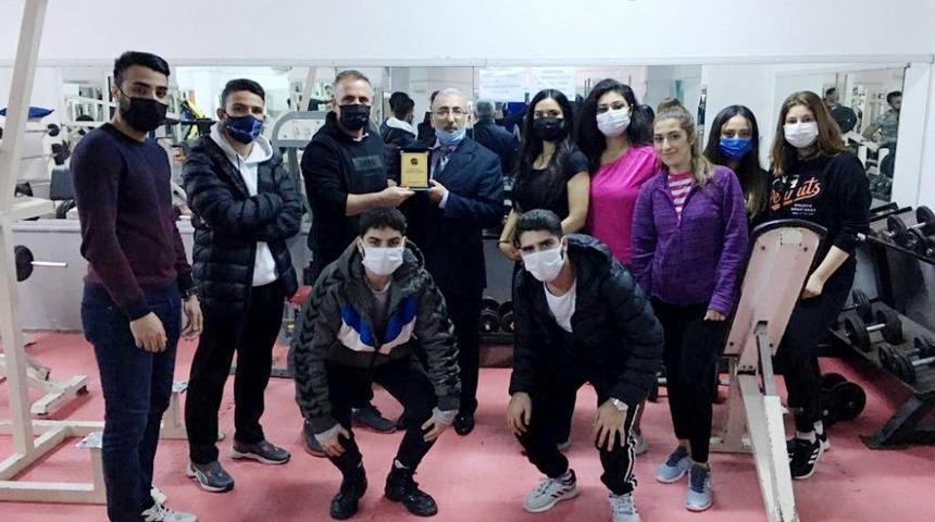 Şampiyon Bahadır, gen&ccedil;leri hayallerine kavuşturuyor