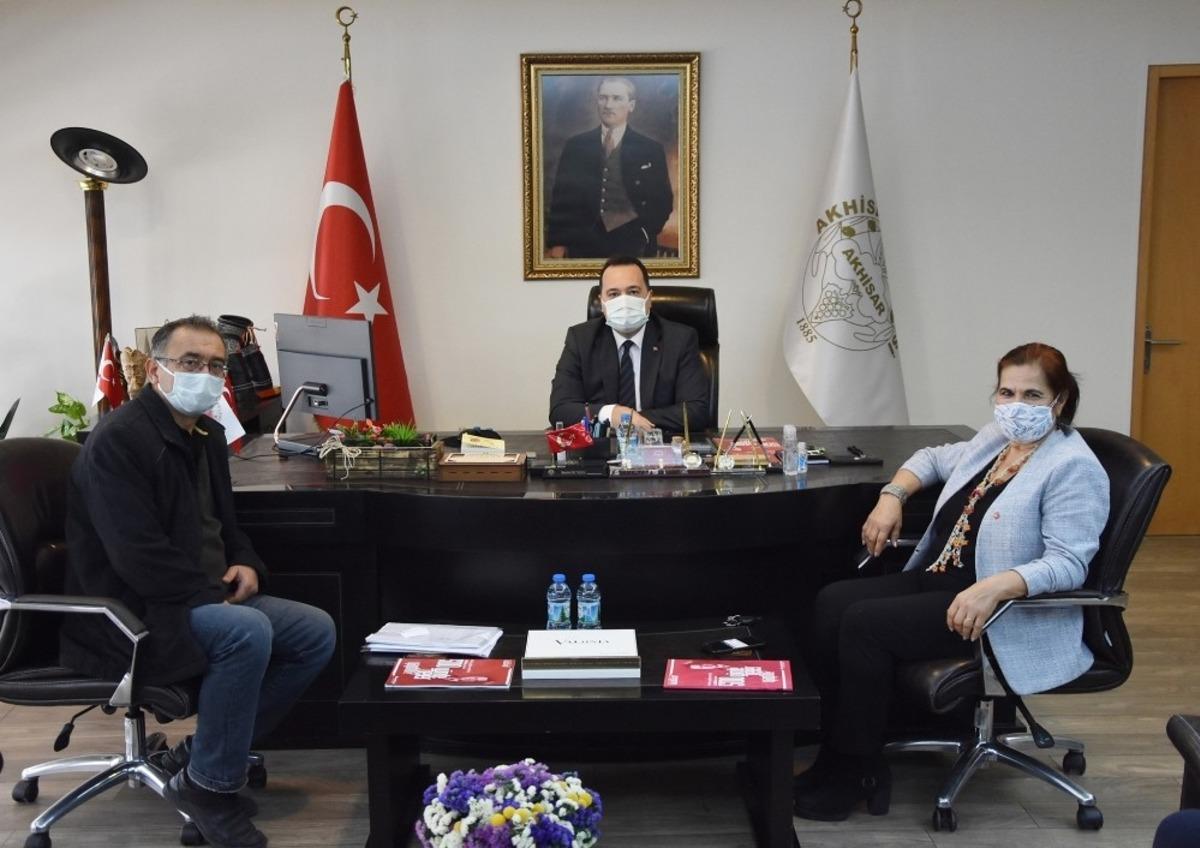 Başkan Besim Dutlulu&rsquo;dan ilkokula tablet desteği