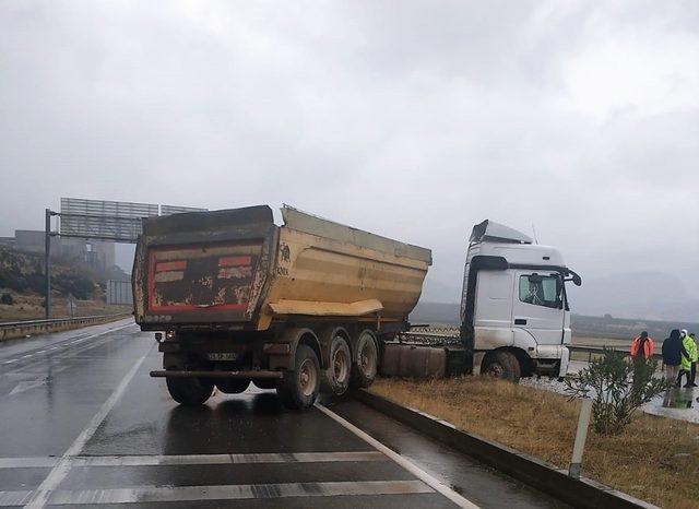 Refüje çıkan kamyonun sürücüsü yaralandı