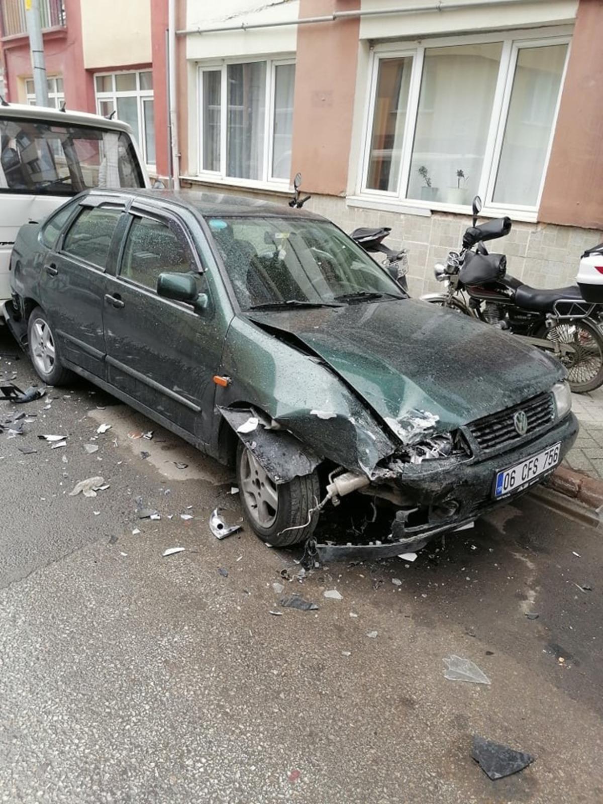 Park halindeki araca &ccedil;arpıp ka&ccedil;tı