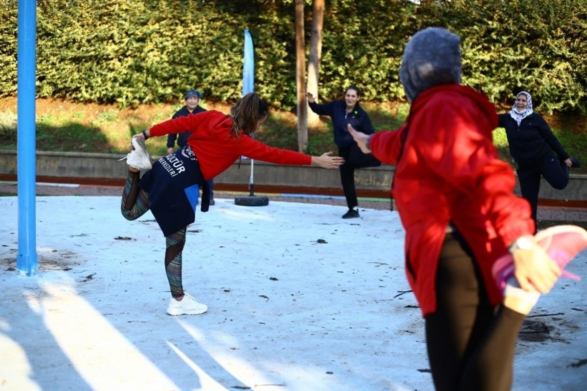 Aydınlılar B&uuml;y&uuml;kşehirin eğitmenleriyle sabah sporu yapıyor