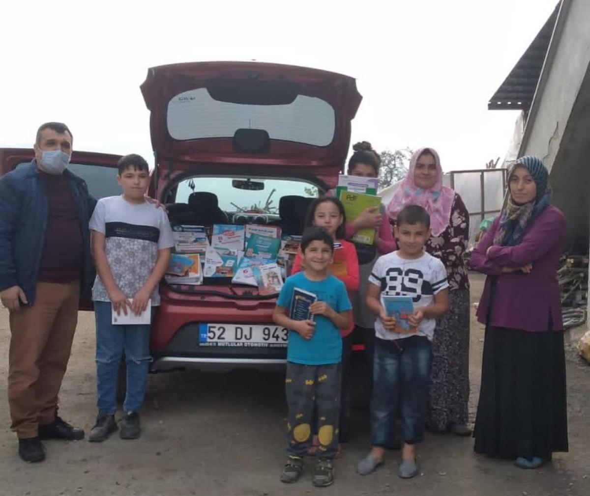 M&uuml;d&uuml;r yardımcısı, uzaktan eğitime tabi &ouml;ğrencileri ziyaret edip hediyeler veriyor