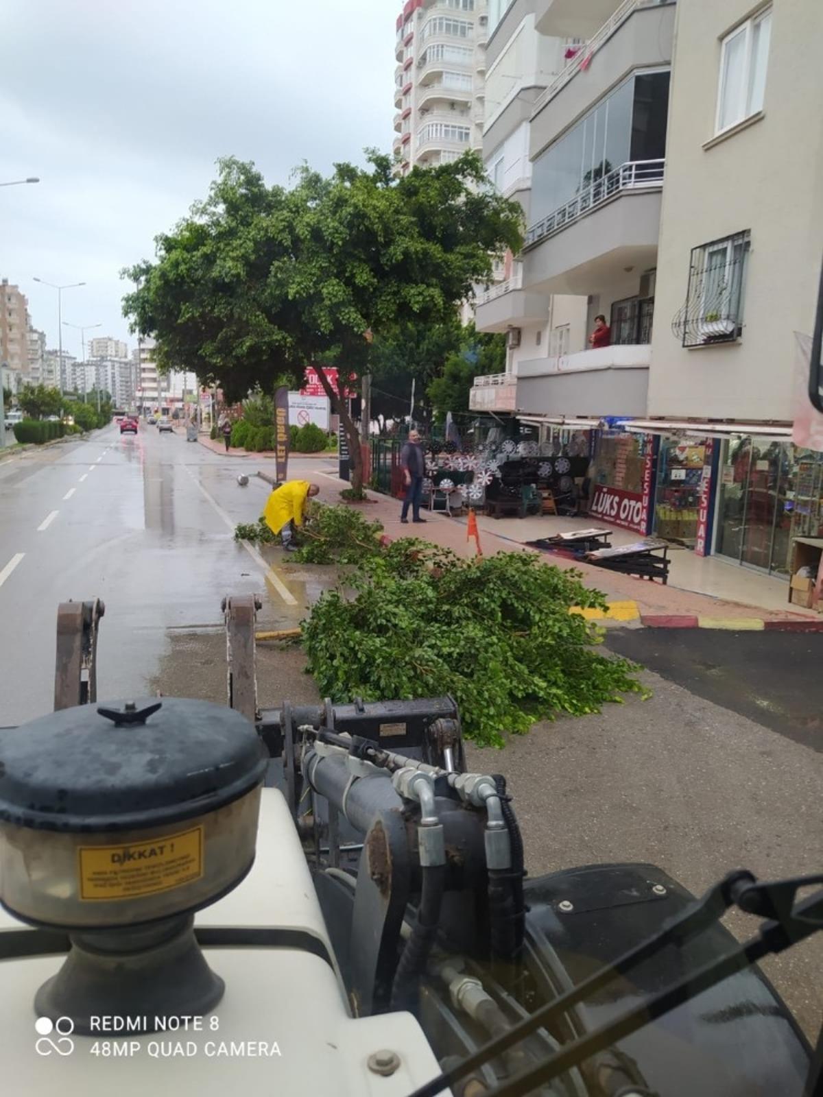 Mezitli&rsquo;de aşırı yağışın tahribatı kısa s&uuml;rede temizlendi