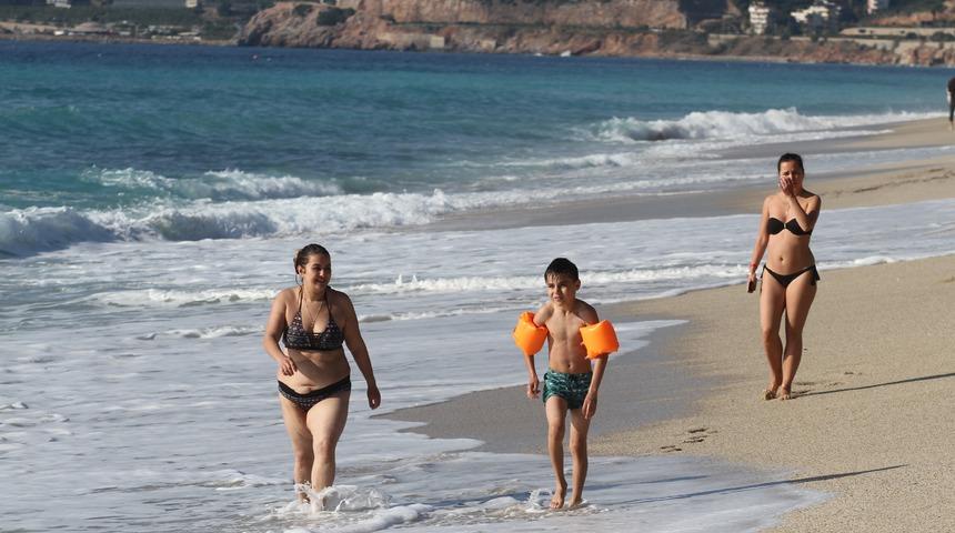 Aralık ayında Alanya'da şaşırtan görüntüler! Denize girip güneşlendiler