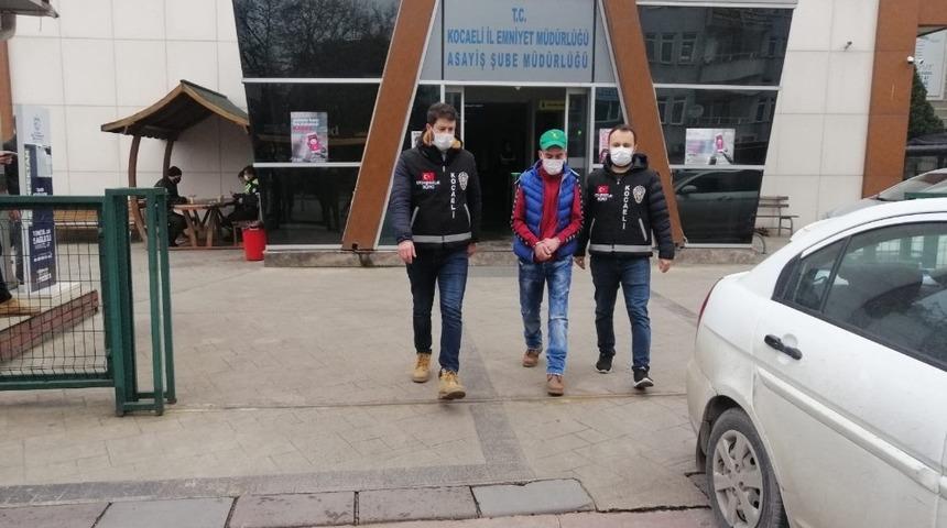 Park halindeki otomobili &ccedil;alan su&ccedil; makinesi hırsız yakalandı