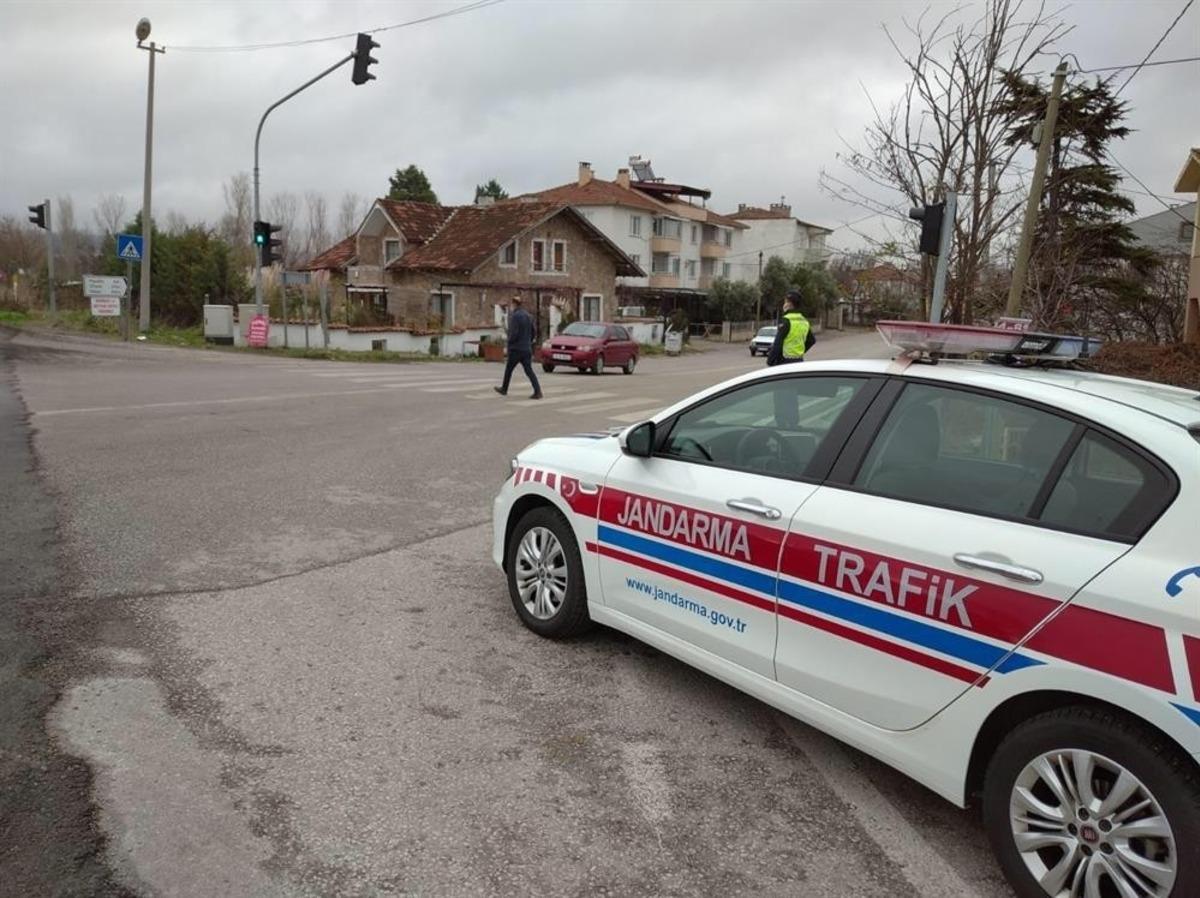 Yayalara yol vermeyen ara&ccedil; s&uuml;r&uuml;c&uuml;lerine ceza yağdı