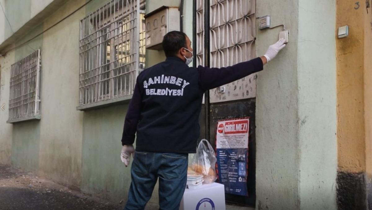 Şahinbey&rsquo;den karantinadaki vatandaşlara sıcak yemek ve gıda paketi