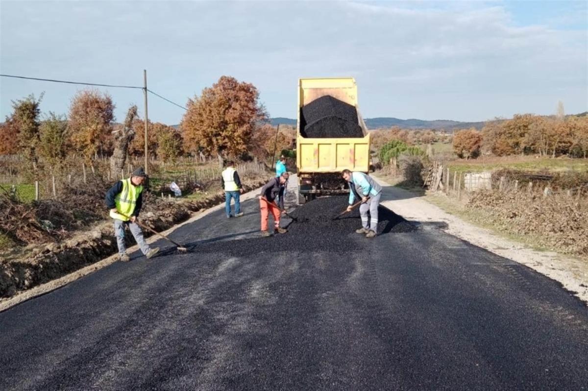 Balıkesir&rsquo;de 20 il&ccedil;ede sıcak asfaltlama işi s&uuml;r&uuml;yor