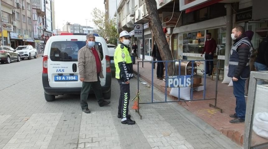 Burhaniye&rsquo; de polis kurallara uymayanların peşinde