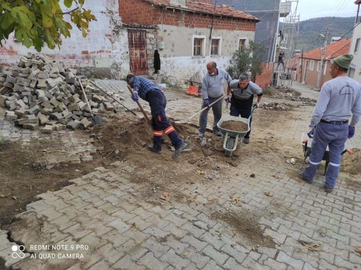 Burhaniye&rsquo;de kırsal mahallede sokaklar yenileniyor