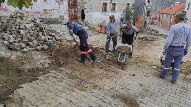 Burhaniye’de kırsal mahallede sokaklar yenileniyor