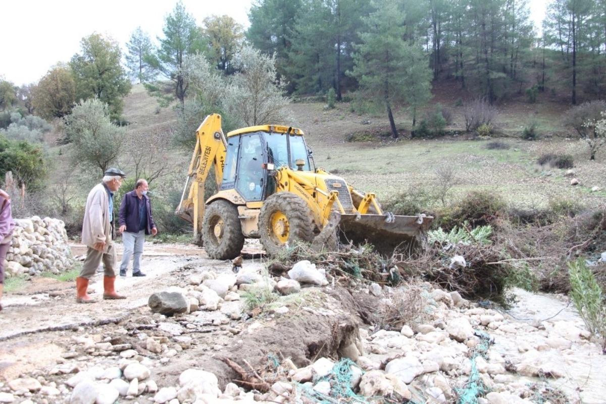 Kaş&rsquo;ta belediye ekipleri zarar g&ouml;ren b&ouml;lgede