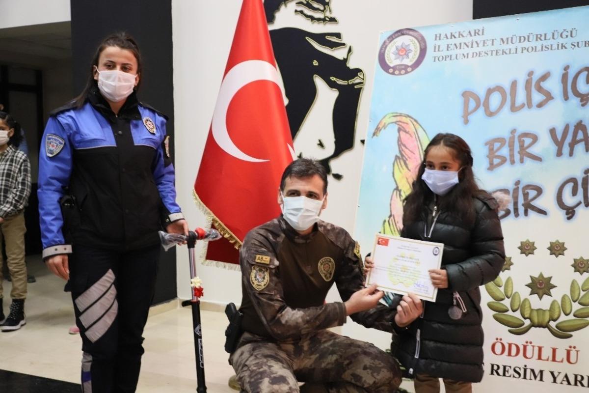 Hakkari Emniyet M&uuml;d&uuml;rl&uuml;ğ&uuml;nden başarılı &ouml;ğrencilere &ouml;d&uuml;l