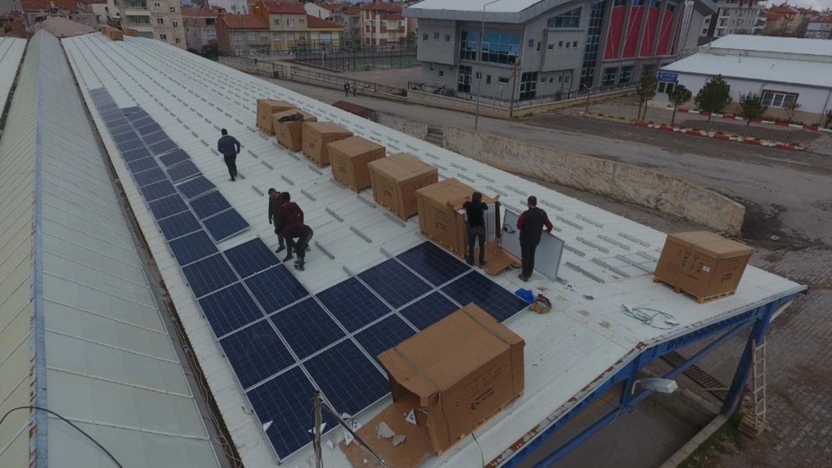 Kapalı pazaryerini g&uuml;neş enerji santraline &ccedil;evirdiler