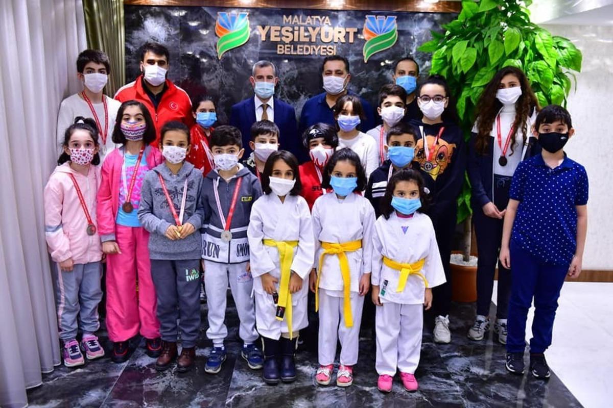 Başkan &Ccedil;ınar, kata şampiyonlarını misafir etti