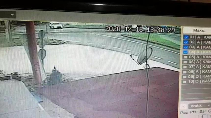 D&uuml;zce'de Ambulans otomobile &ccedil;arptı: 1 &ouml;l&uuml; 2 yaralı