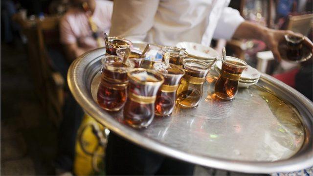 NYT: Türkiye'de erkeklerin sosyalleşme merkezi olan kahveler koronavirüse dayanamayabilir