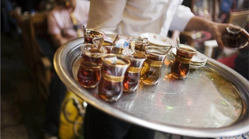 NYT: T&uuml;rkiye'de erkeklerin sosyalleşme merkezi olan kahveler koronavir&uuml;se dayanamayabilir