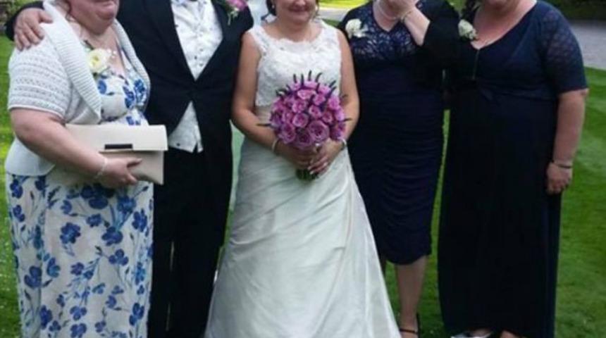 İngiltere&rsquo;nin konuştuğu evlilik: En yakın arkadaşının babasıyla evlendi