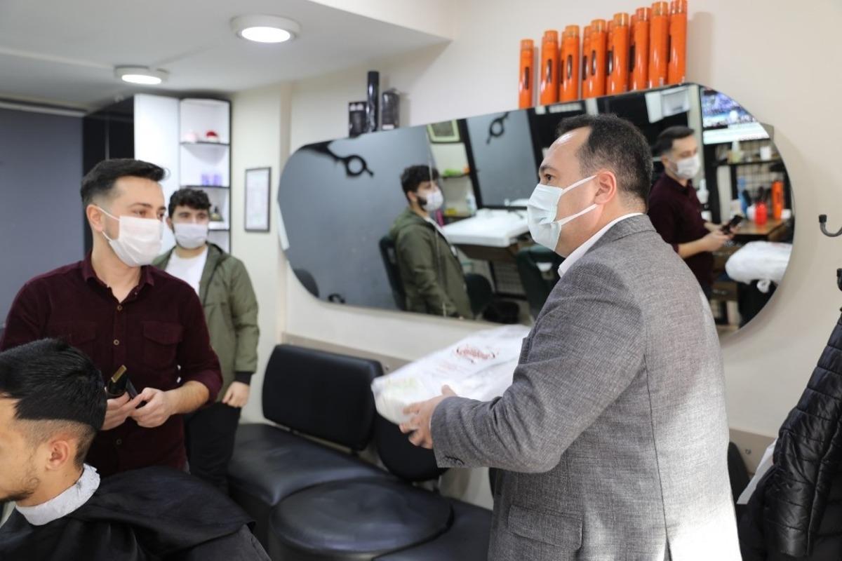 Akhisar Belediyesi&rsquo;nden berber ve kuaf&ouml;rlere malzeme desteği