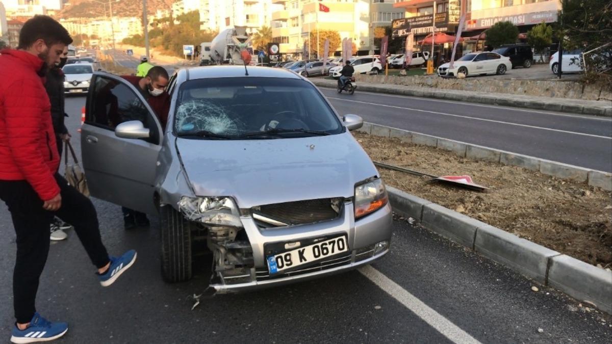 Yaya ge&ccedil;idinden ge&ccedil;en motosiklete otomobil &ccedil;arptı: 1 ağır yaralı