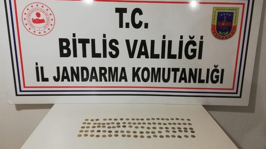 Tatvan&rsquo;da silah ve tarihi eser ka&ccedil;ak&ccedil;ılığı