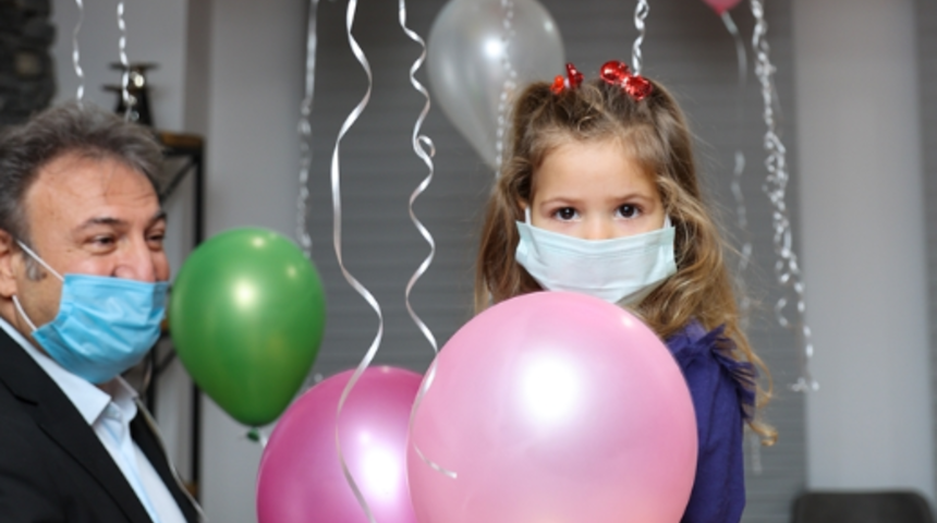 İzmir depreminin sembol ismi Ayda'ya s&uuml;rpriz doğum g&uuml;n&uuml; kutlaması