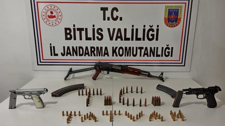 Tatvan&rsquo;da silah ve m&uuml;himmat ele ge&ccedil;irildi