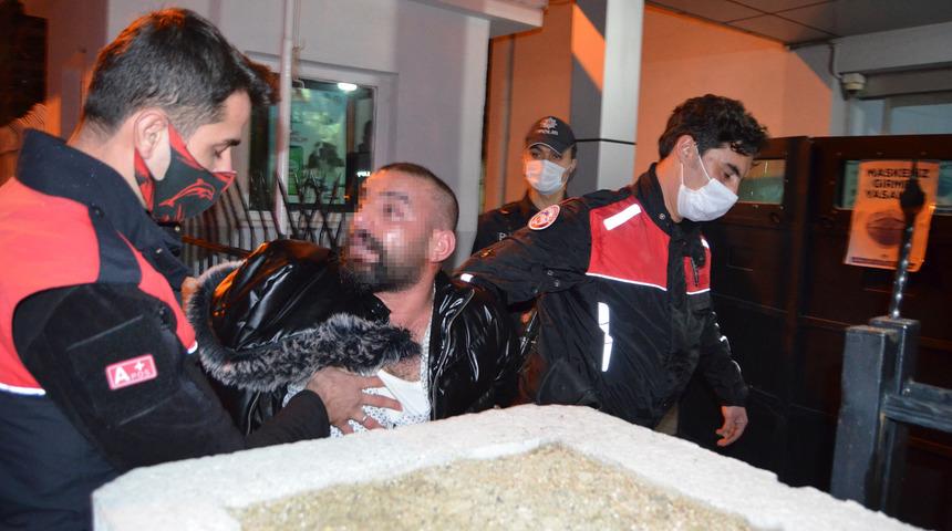 Maske takmamak i&ccedil;in direndi, polis biber gazıyla m&uuml;dahale etti