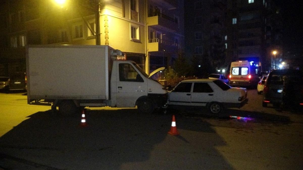 Kamyonetle otomobil kafa kafaya &ccedil;arpıştı: 3 yaralı