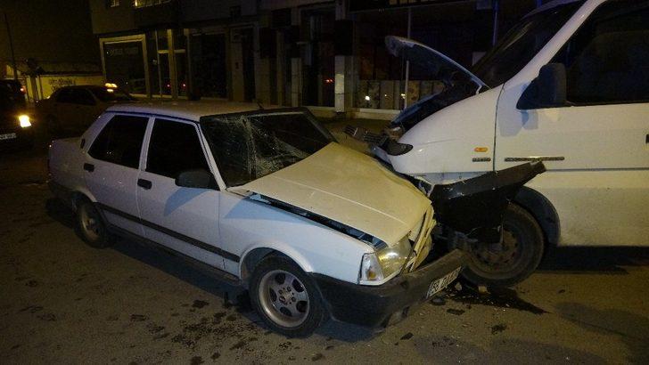 Kamyonetle otomobil kafa kafaya çarpıştı: 3 yaralı G2