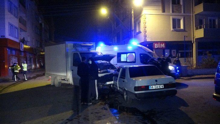 Kamyonetle otomobil kafa kafaya çarpıştı: 3 yaralı G3