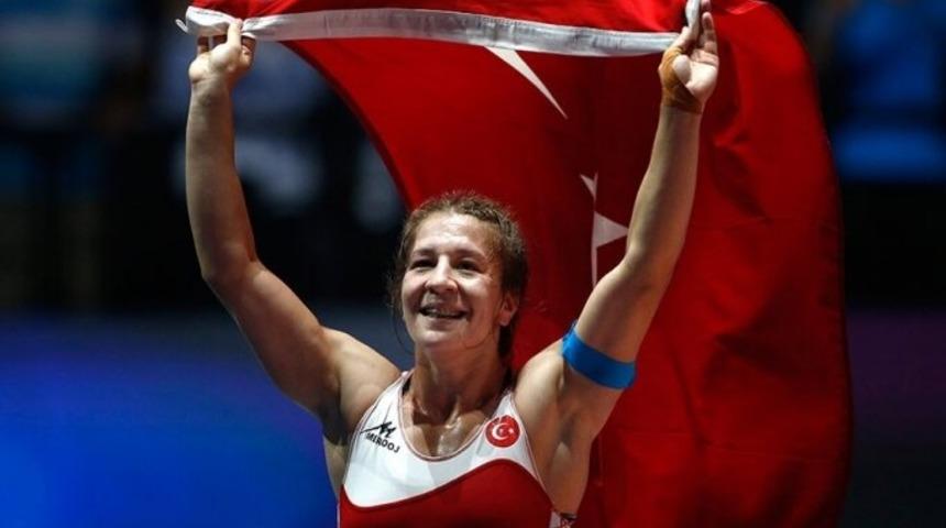 Milli güreşçi Yasemin Adar, Dünya Kupası'nda gümüş madalya kazandı
