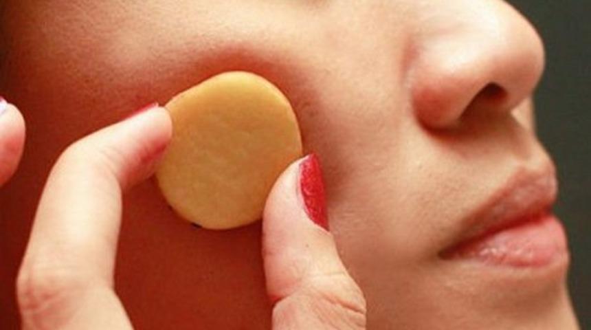 Yüzlerce Liralık Maskelere Taş Çıkarır: Çiğ Patatesin Cildi Pürüzsüzleştiren Kullanımı