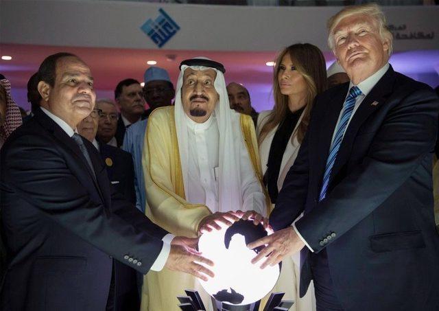 ABD Başkanı Donald Trump (sağda), First Lady Melania Trump, Suudi Arabistan Kralı Salman bin Abdulaziz el-Suud (ortada) ve Mısır Cumhurbaşkanı Abdulfettah el-Sisi (solda) 2017 yılında Suudi Arabistan'ın başkenti Riyad'da Dünya Aşırılıkçı Düşüncelerle Mücadele Merkezi'nin açılışına katılmıştı.