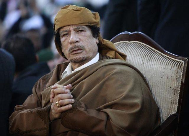 1969 yılında yaptığı darbenin ardından iktidara gelen Albay Muammer Kaddafi, 20 Ekim 2011'de doğduğu Sirte şehrinde linç edilerek öldürüldü.