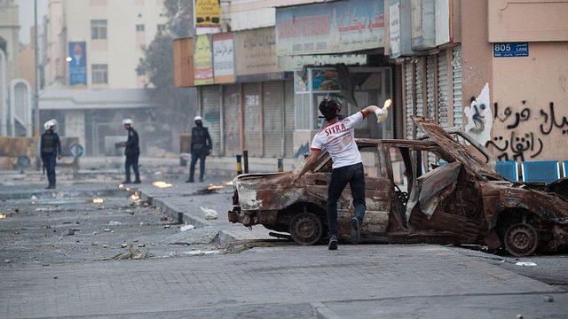 2015 yılında, 14 Şubat 2011'de Arap Baharı'nın etkisiyle patlak veren olayların dördüncü yıl dönümünde güvenlik güçleriyle protestocular arasında başkent Manama'da çatışmalar yaşanmıştı.