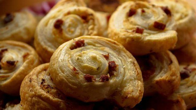 Tadına bakan tarifini soruyor: Mantarlı milföy sarma