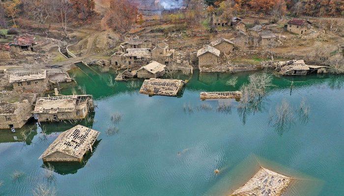 Isparta'da baraj suları altında kalan evlerin görüntüsü ilgi çekiyor