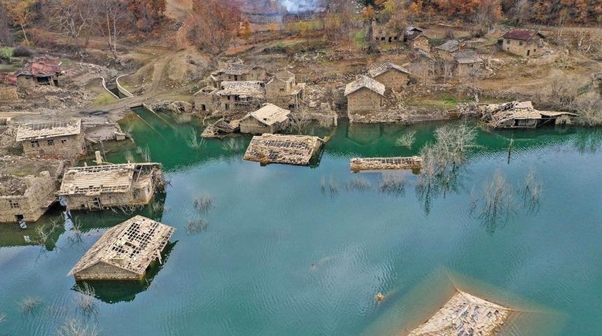 Isparta'da baraj suları altında kalan evlerin görüntüsü ilgi çekiyor