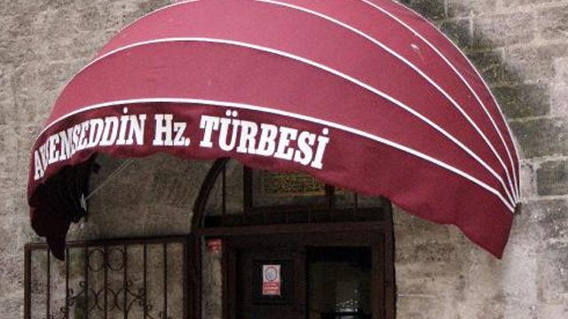 Akşemseddin Hazretleri Türbesi'ne takılan Fransız tarzı tente tepkilere yol açtı