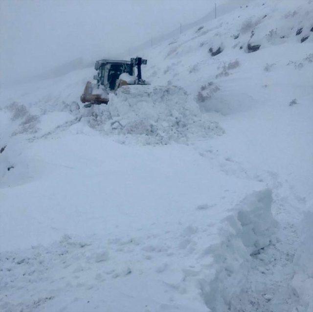 Şırnak'ta karda mahsur kalan 3 araç kurtarıldı