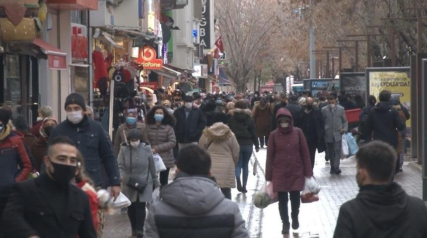 AVM&rsquo;lerde alınan tedbirler k&uuml;&ccedil;&uuml;k esnafın y&uuml;z&uuml;n&uuml; g&uuml;ld&uuml;rd&uuml;