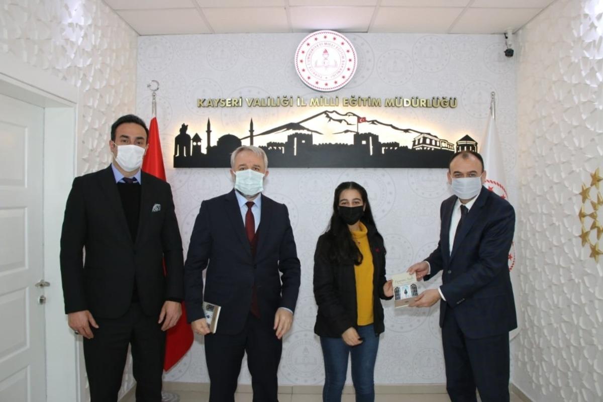 Eğitim ve &Ouml;ğretime Verilen Arada Hayalindeki Kitabı Yazdı