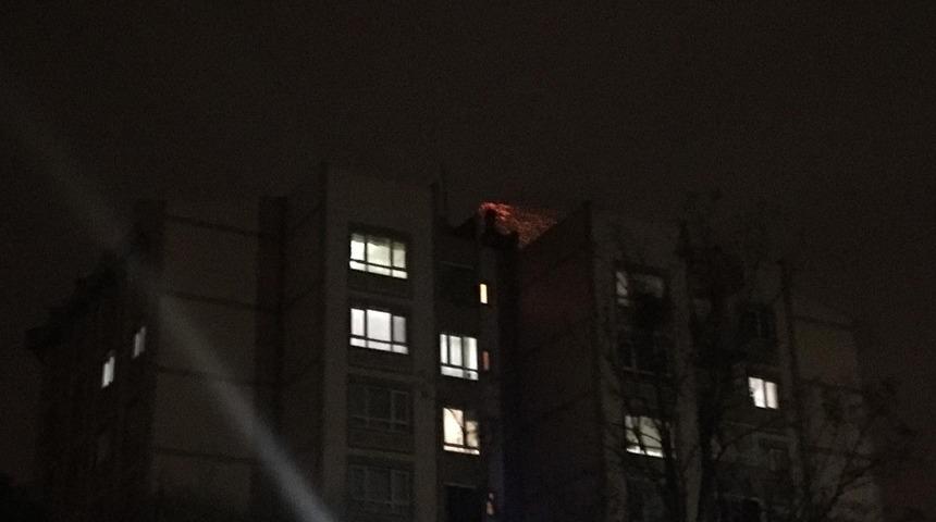 9 katlı binanın bacasında çıkan yangın paniğe neden oldu