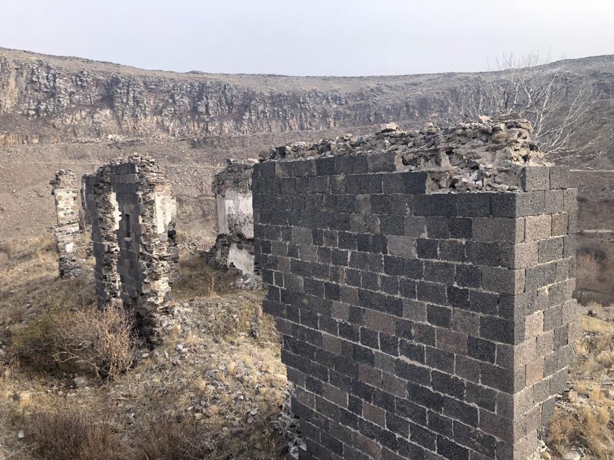 Kars&rsquo;ta tarihi evlerin sadece izleri kaldı