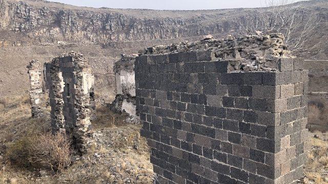 Kars’ta tarihi evlerin sadece izleri kaldı