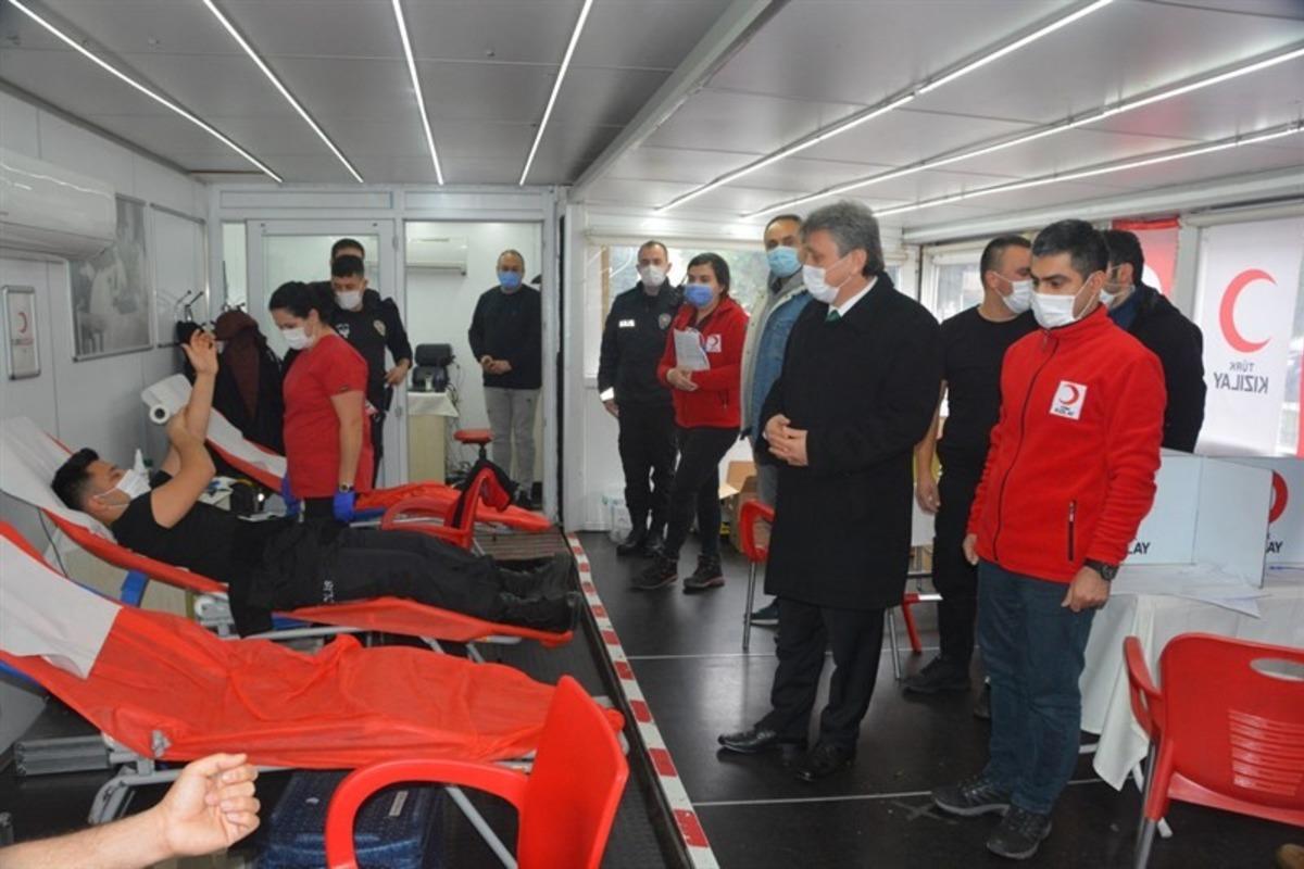 Polisten anlamlı bağış